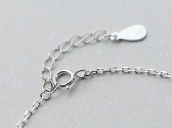 Μοντέρνο γυναικείο ρυθμιζόμενο βραχιόλι σε ασημί χρώμα