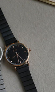 Κομψό γυναικείο στρογγυλό ρολόι με μεταλλικό λουράκι