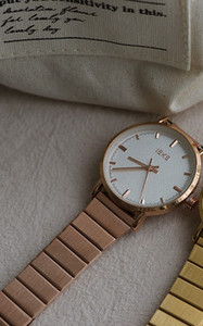 Κομψό γυναικείο στρογγυλό ρολόι με μεταλλικό λουράκι