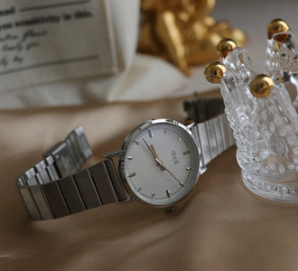 Κομψό γυναικείο στρογγυλό ρολόι με μεταλλικό λουράκι