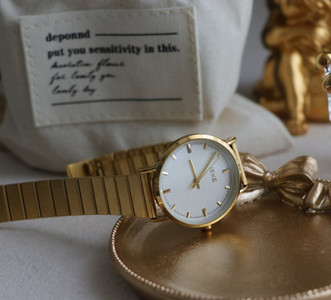 Κομψό γυναικείο στρογγυλό ρολόι με μεταλλικό λουράκι