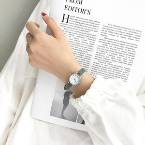 Κομψό γυναικείο ρολόι με λεπτό δερμάτινο λουράκι και στρογγυλή θήκη