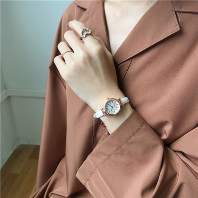 Κομψό γυναικείο ρολόι με λεπτό δερμάτινο λουράκι και στρογγυλή θήκη