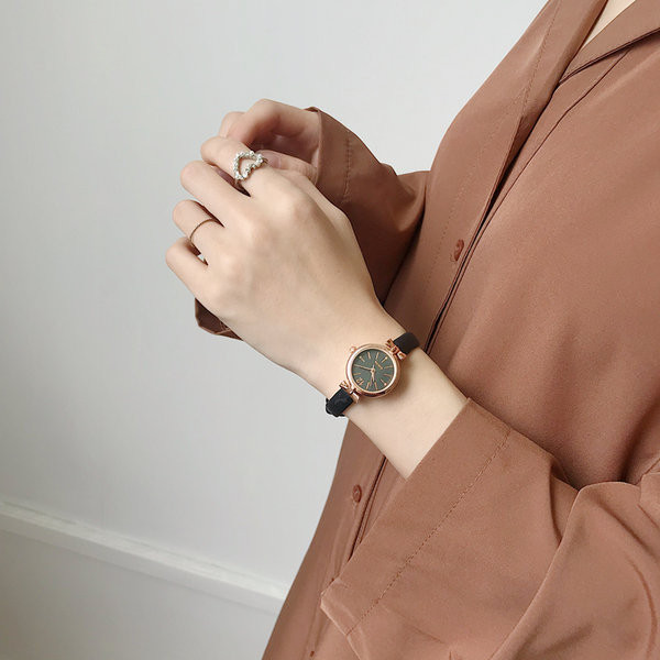 Κομψό γυναικείο ρολόι με λεπτό δερμάτινο λουράκι και στρογγυλή θήκη