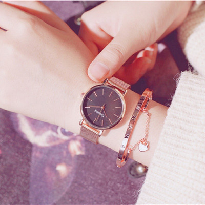 Γυναικείο ρολόι με μεταλλικό λουράκι και επιγραφή