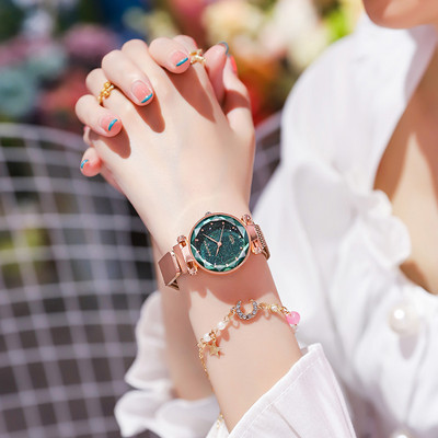 Γυναικείο ρολόι με μεταλλικό λουράκι και επιγραφή