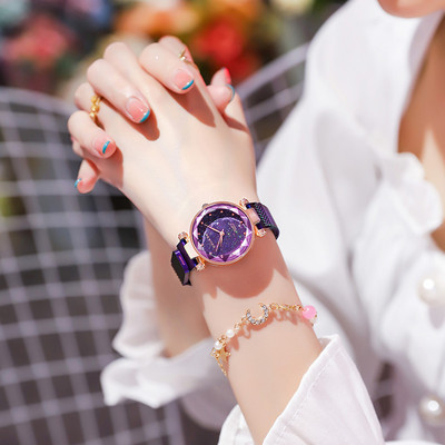 Γυναικείο ρολόι με μεταλλικό λουράκι και επιγραφή