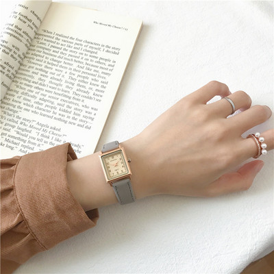 Κομψό γυναικείο ρολόι με δερμάτινο λουράκι και τετράγωνο καντράν