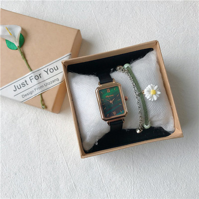 Κομψό γυναικείο ρολόι με δερμάτινο λουράκι και τετράγωνο καντράν