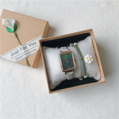 Κομψό γυναικείο ρολόι με δερμάτινο λουράκι και τετράγωνο καντράν