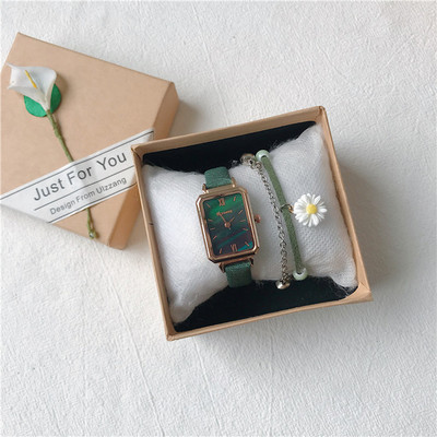 Κομψό γυναικείο ρολόι με δερμάτινο λουράκι και τετράγωνο καντράν