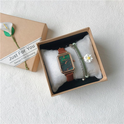 Κομψό γυναικείο ρολόι με δερμάτινο λουράκι και τετράγωνο καντράν