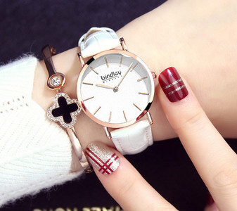 Μοντέρνο ρολόι με οικολογικό δέρμα ή λουράκι από ανοξείδωτο ατσάλι