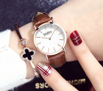 Μοντέρνο ρολόι με οικολογικό δέρμα ή λουράκι από ανοξείδωτο ατσάλι