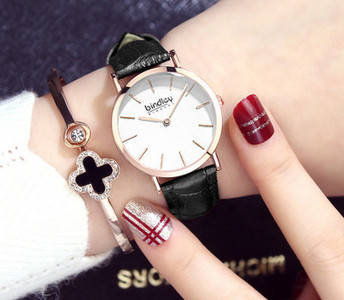 Μοντέρνο ρολόι με οικολογικό δέρμα ή λουράκι από ανοξείδωτο ατσάλι