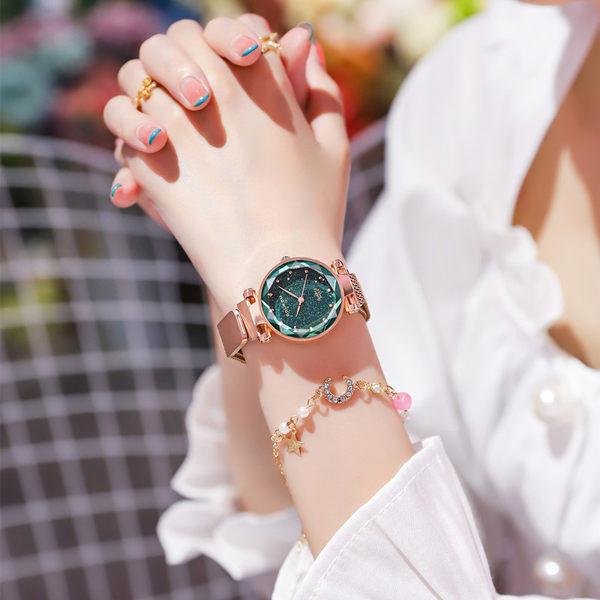 Елегантен дамски часовник с метална  каишка 