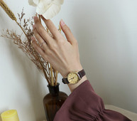 Νέο μοντέλο ρολόι με δερμάτινο λουράκι για γυναίκες