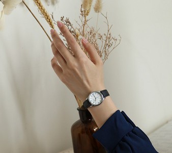 Νέο μοντέλο ρολόι με δερμάτινο λουράκι για γυναίκες