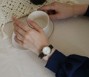 Νέο μοντέλο ρολόι με δερμάτινο λουράκι για γυναίκες