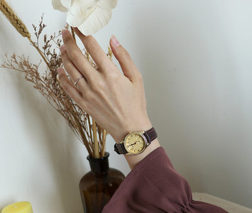 Νέο μοντέλο ρολόι με δερμάτινο λουράκι για γυναίκες