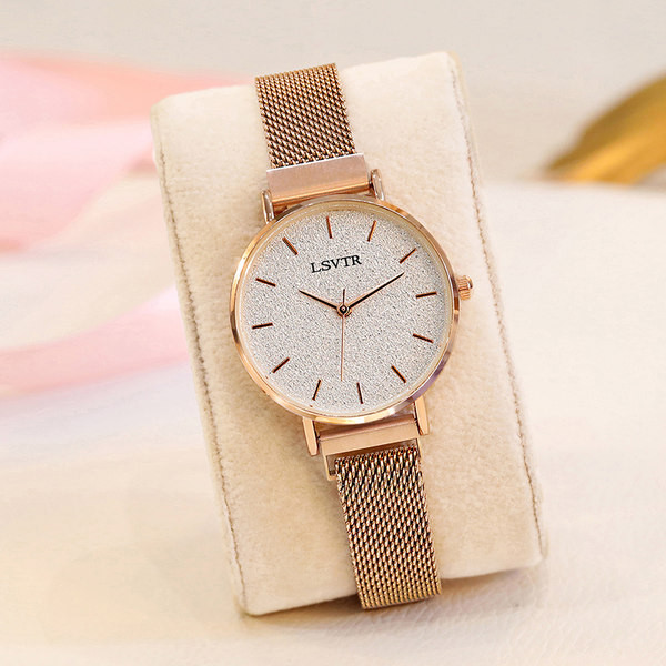 Дамски  часовник с метална каишка