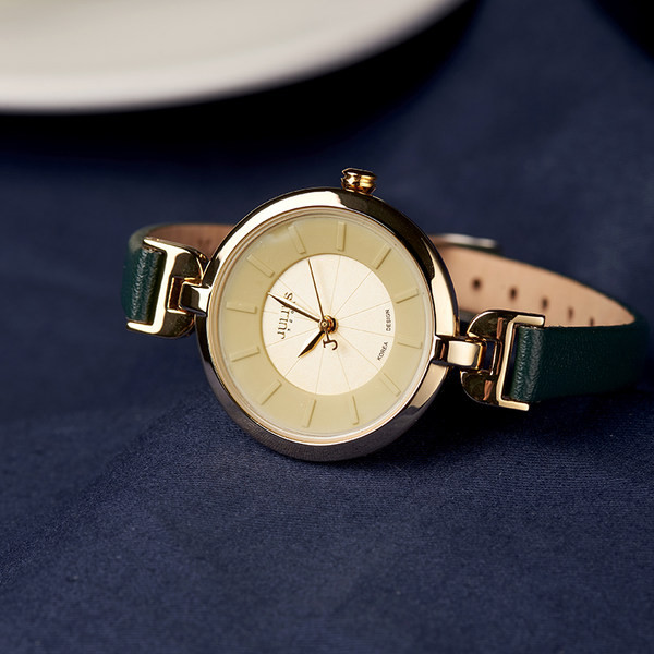 Нов модел дамски часовник с тънка каишка от еко кожа