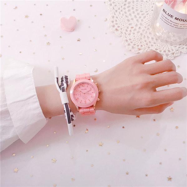 Γυναικείο ρολόι με λουράκι από καουτσούκ και στρογγυλή θήκη