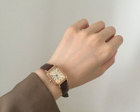 Vienkārša modeļa sieviešu pulkstenis kvadrātveida formā un ādas siksniņā