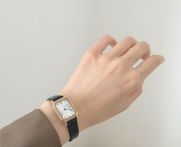 Vienkārša modeļa sieviešu pulkstenis kvadrātveida formā un ādas siksniņā