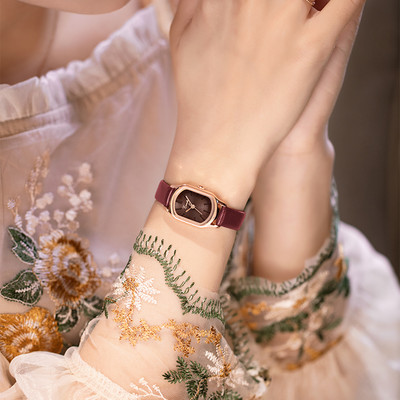 Дамски модерен  часовник с кожена каишка 