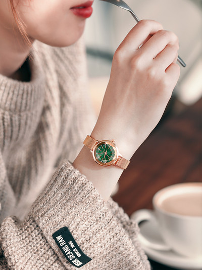 Нов модел дамски часовник с иноксова каишка в златист цвят