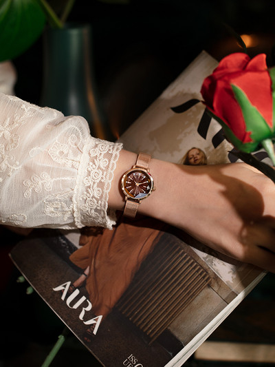 Νέο μοντέλο γυναικείο ρολόι  με στρογγυλό σχήμα σε τρία χρώματα