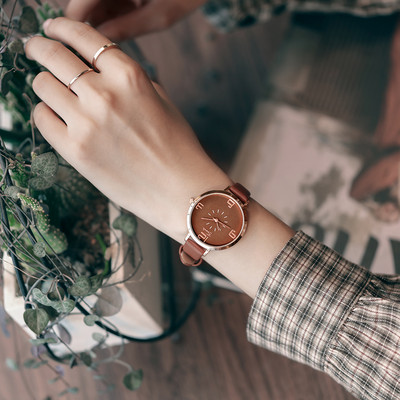 Стилен дамски часовник с кожена каишка - три цвята