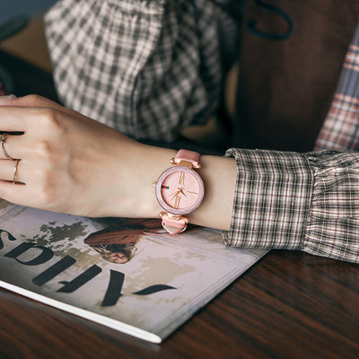 Γυναικείο κομψό ρολόι με στρογγυλό καντράν