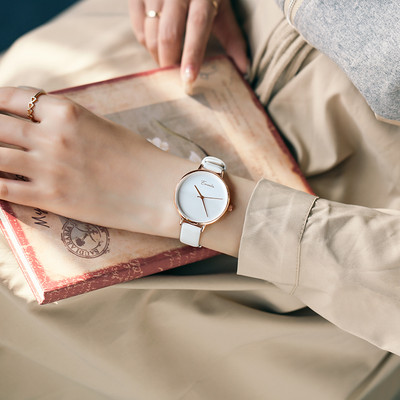 Γυναικείο ρολόι με στρογγυλό δερμάτινο λουράκι