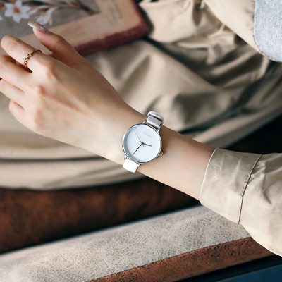 Γυναικείο ρολόι με στρογγυλό δερμάτινο λουράκι