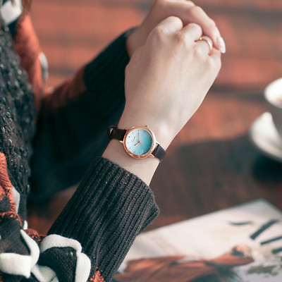 Γυναικείο ρολόι με στρογγυλό δερμάτινο λουράκι