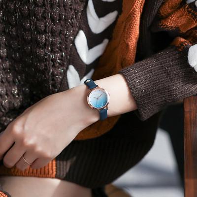 Γυναικείο ρολόι με στρογγυλό δερμάτινο λουράκι