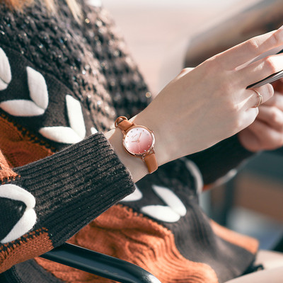 Γυναικείο ρολόι με στρογγυλό δερμάτινο λουράκι