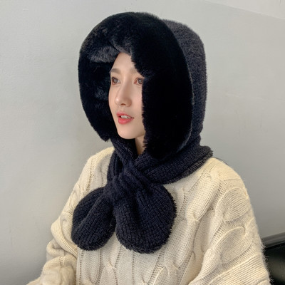 Μοντέρνο γυναικείο πλεκτό καπέλο με πούπουλο