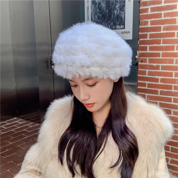 Дамска есенно-зимна пухена шапка тип барета