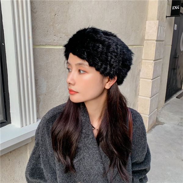 Дамска есенно-зимна пухена шапка тип барета