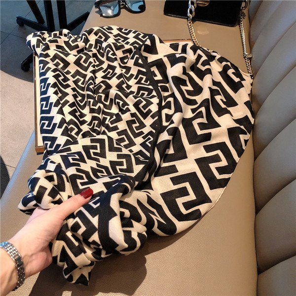 Γυναικείο χειμωνιάτικο κασκόλ σε μαύρο και άσπρο χρώμα