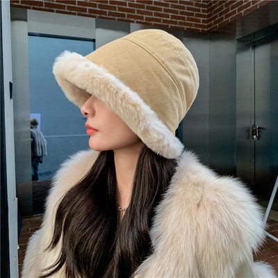 Дамска пухена шапка подходяща за зимата