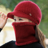 Pletena ženska kapa sa šiltom i perom