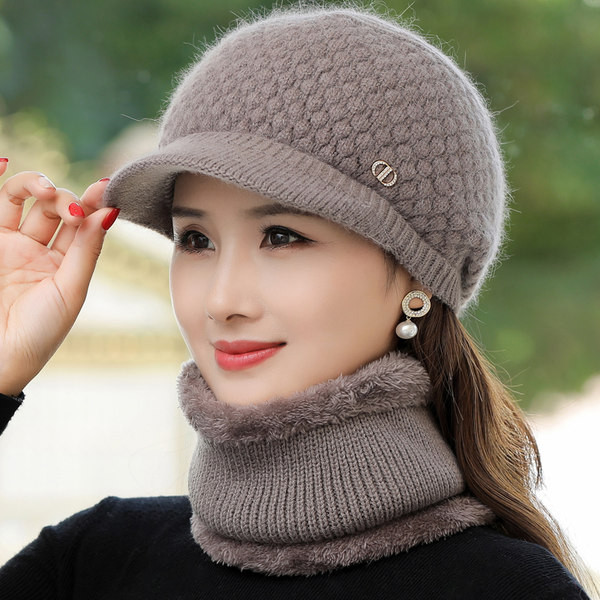 Pletena ženska kapa sa šiltom i perom