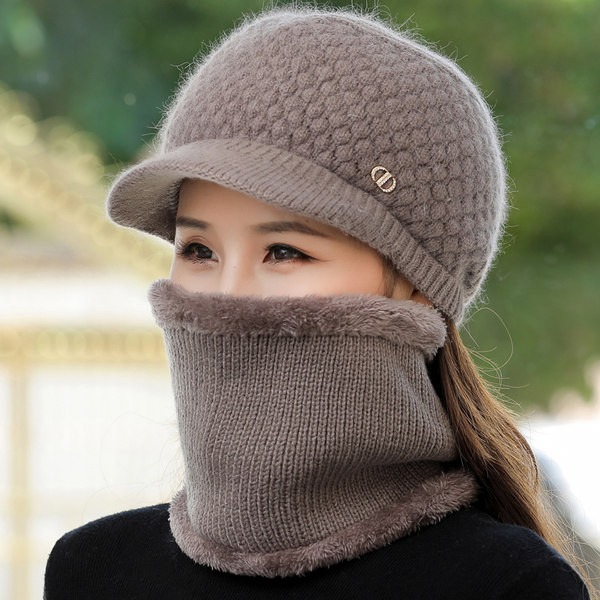 Pletena ženska kapa sa šiltom i perom