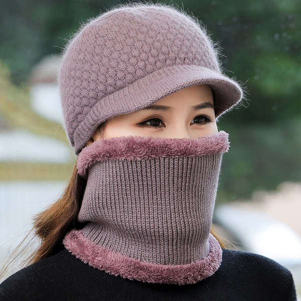 Pletena ženska kapa sa šiltom i perom