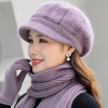 Дамска зимна шапка с метален елемент -нов модел