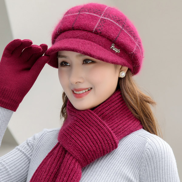 Sieviešu ziemas cepure ar metāla elementu - jauns modelis